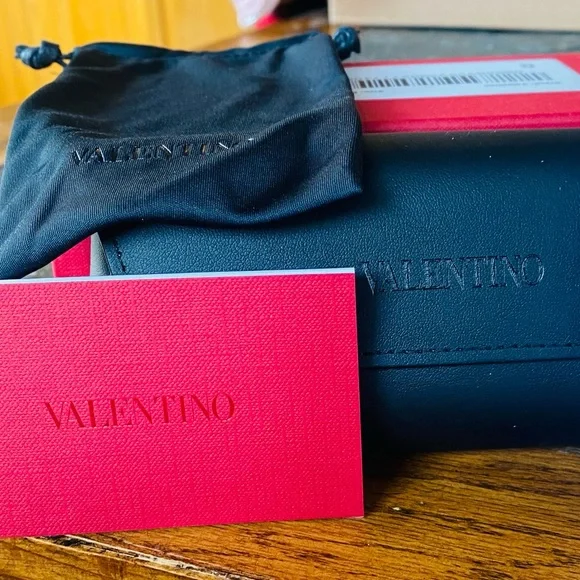 Brand new, never worn ladies Valentino sunglasses. - Picture 3 of 12